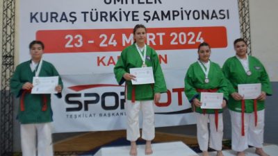 Karaman kuraş takımı sporcularından Ayşenur Güney, Ayşenur Keskin ve İbrahim